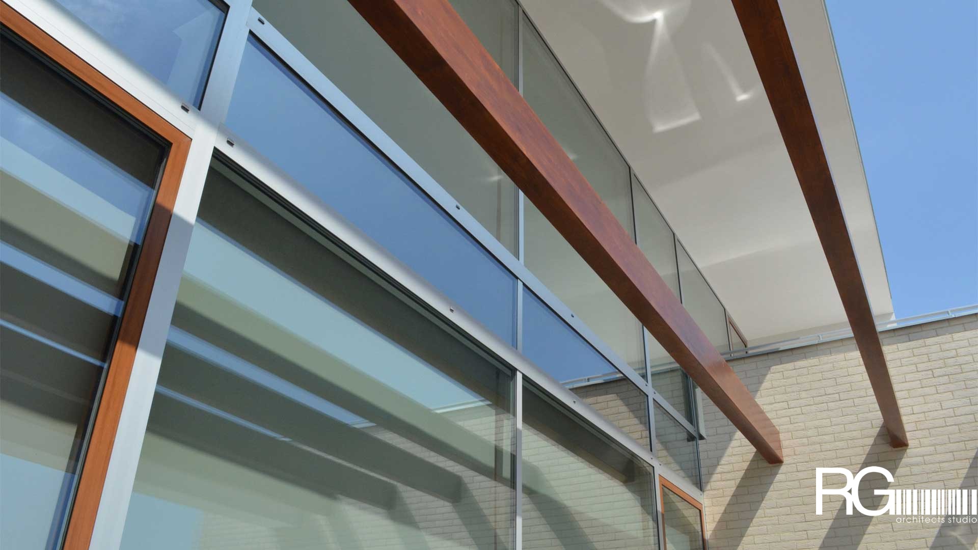 Rodinná vila pod Špičákem – detail prosklené stěny
