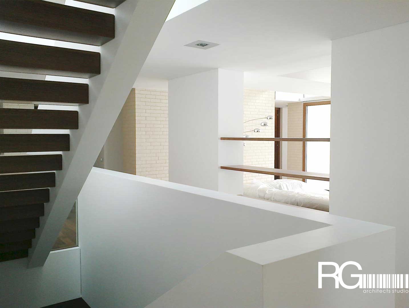 Rodinná vila pod Špičákem – detail puristického interiéru se schodištěm