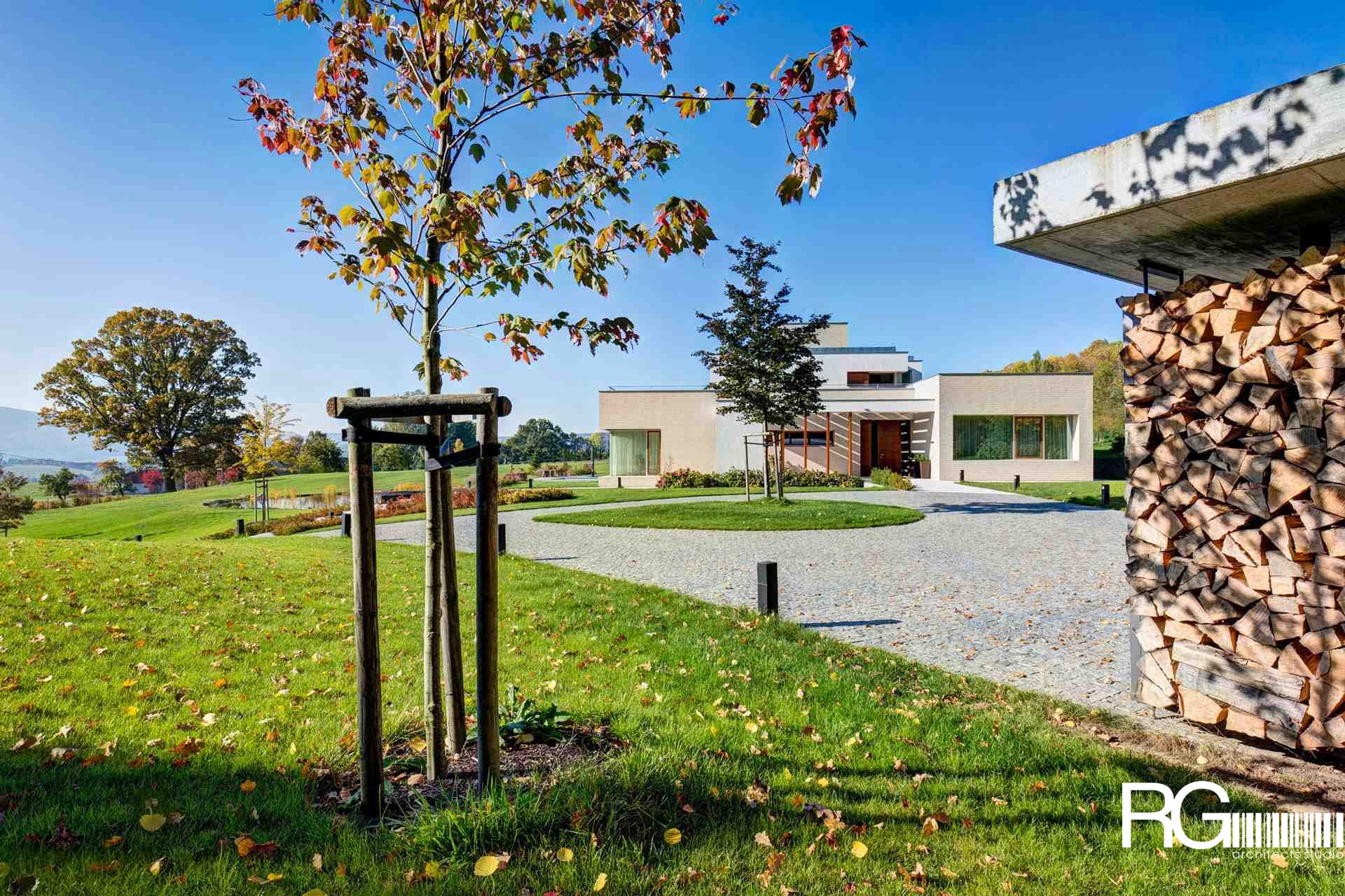 Rodinná vila pod Špičákem – boční pohled zdáli