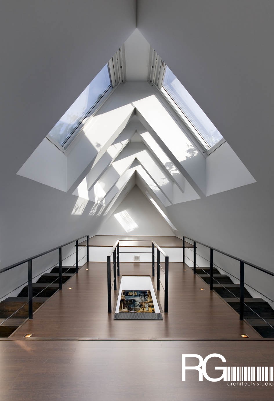 Rodinný dům pro „hvězdáře“ – otevřená galerie v podkroví