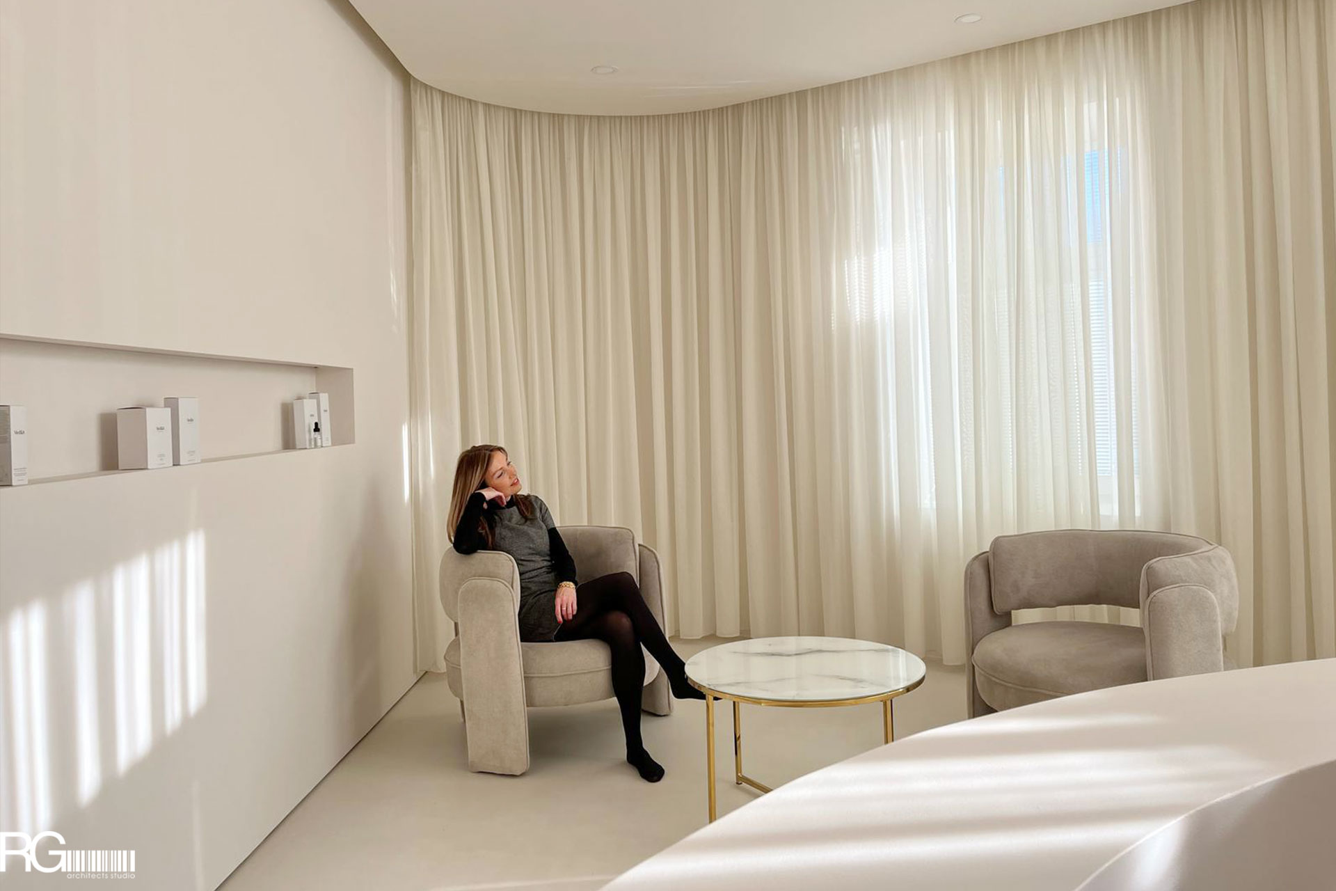 Realizace interiéru kosmetického studia LOLA cosmetic, Varnsdorf od RG architects studio