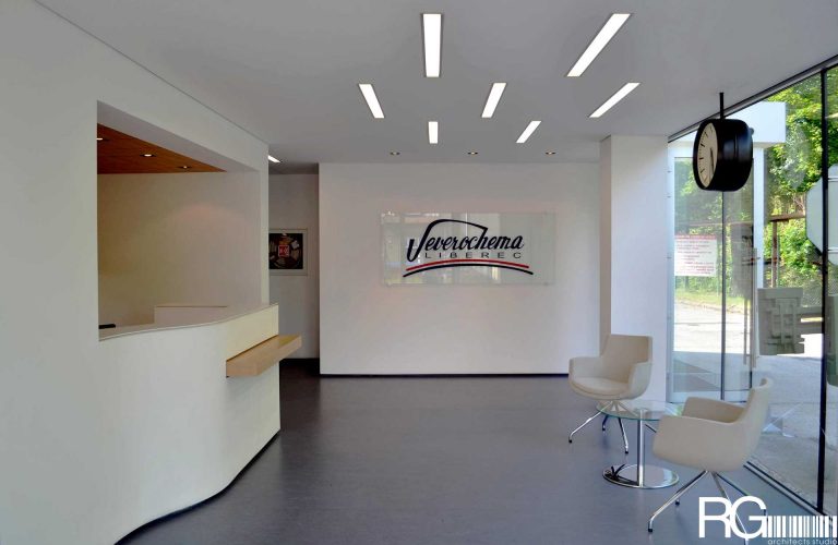 Architekt Liberec – Radomír Grafek – interiér recepce a chodeb SEVEROCHEMA v Liberci
