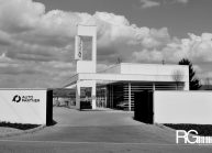 Návrh autocentra AUTOPARTNER od architekta Radomíra Grafka v neotřelé, ale zároveň jednoduché designové formě.