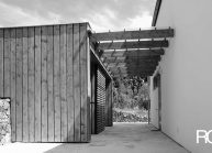 Rodinný dům od architekta Radomíra Grafka – soudobá architektonická forma v tradiční venkovské zástavbě, propojení s uživatelskou stavbou.