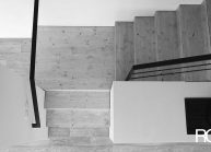 Rodinný dům od architekta Radomíra Grafka – soudobá architektonická forma v tradiční venkovské zástavbě, pohled shora na schodiště.