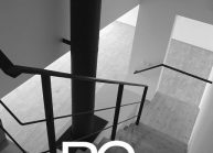Rodinný dům od architekta Radomíra Grafka – soudobá architektonická forma v tradiční venkovské zástavbě, pohled ze schodiště.