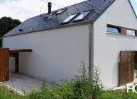 Rodinný dům od architekta Radomíra Grafka – soudobá architektonická forma v tradiční venkovské zástavbě, pohled na zadní stranu domu.