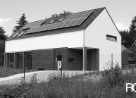Rodinný dům od architekta Radomíra Grafka – soudobá architektonická forma v tradiční venkovské zástavbě, celkový pohled.