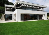Rodinná funkcionalistická vila ve Varnsdorfu – čelní pohled ze zahrady.