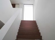 Funkcionalistická rodinná vila pod Špičákem, Varnsdorf – detail vnitřního dřevěného schodiště.