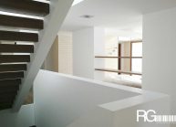 Funkcionalistická rodinná vila pod Špičákem, Varnsdorf – detail minimalistického interiéru se schodištěm.