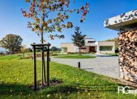 Funkcionalistická rodinná vila pod Špičákem, Varnsdorf – boční pohled zdáli.