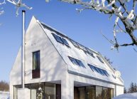 Moderní rodinný dům s dominantními střešními okny od architekta Radomíra Grafka.