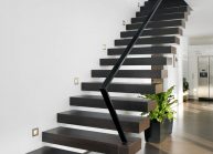 Moderní rodinný dům s dominantními střešními okny – designové schodiště s minimalistickým zábradlím.