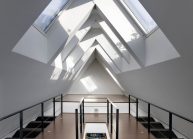 Moderní rodinný dům s dominantními střešními okny – otevřená galerie v podkroví.