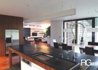 Venkovský rodinný dům od architekta Radomíra Grafka – pohled z kuchyňské části.