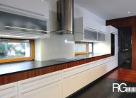 Venkovský rodinný dům od architekta Radomíra Grafka – detail bílé kuchyňské linky.