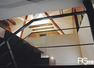 Venkovský rodinný dům od architekta Radomíra Grafka – průhled schodištěm.