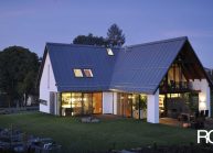 Venkovský rodinný dům od architekta Radomíra Grafka – večerní foto.