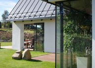 Venkovský rodinný dům od architekta Radomíra Grafka – detail rohového okna.