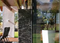 Venkovský rodinný dům od architekta Radomíra Grafka – detail terasy s krbem.
